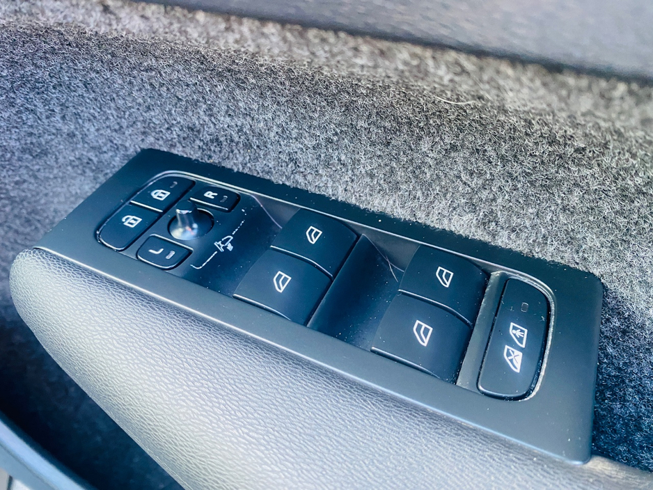 2023 Volvo XC40 - image 25