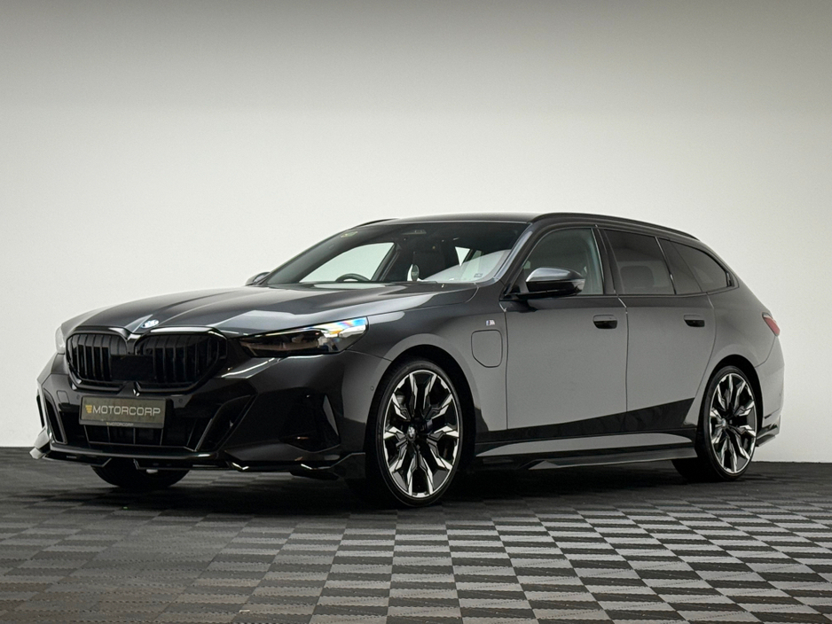 2025 BMW 5 Series - image 3