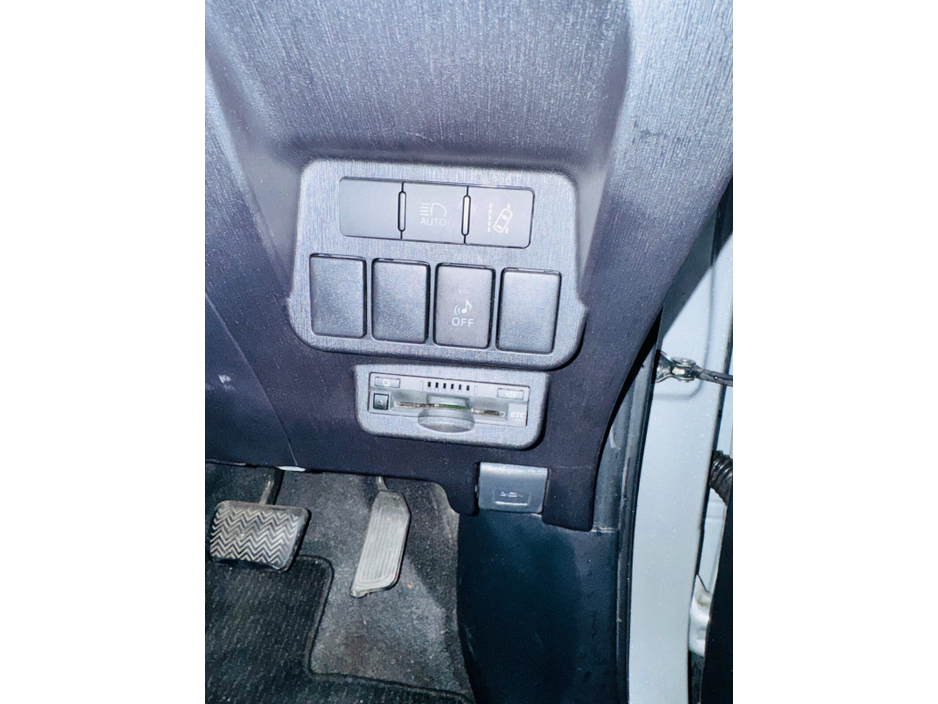 2020 Toyota Prius - image 5