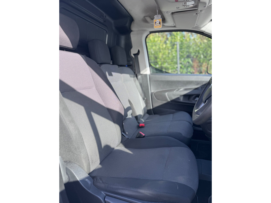 2021 Opel Combo - image 9