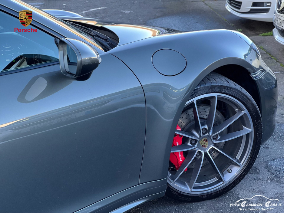 2020 Porsche 911 CARRERA 4SPEED Aventurine Green Metallic €144,950