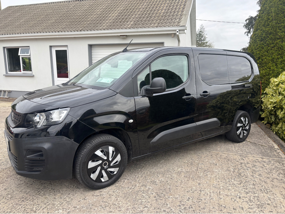 2021 Peugeot Partner - image 13