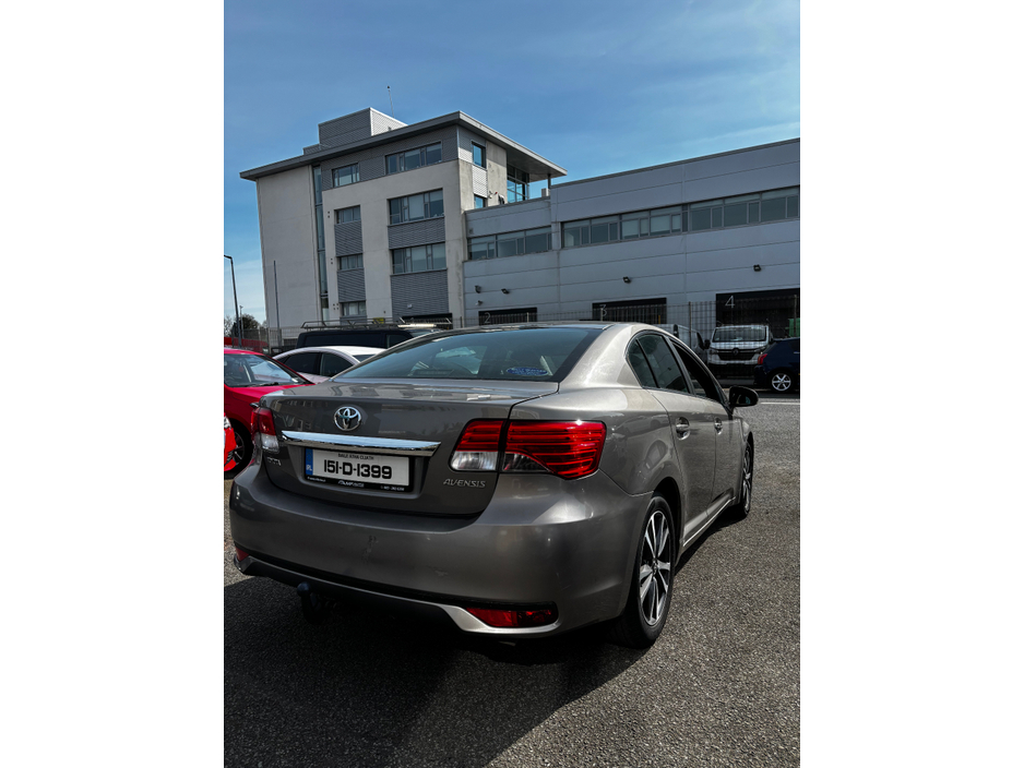 2015 Toyota Avensis - image 3