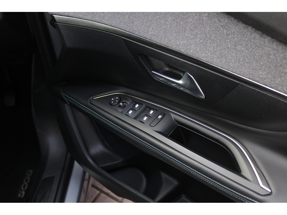 2022 Peugeot 5008 - image 9