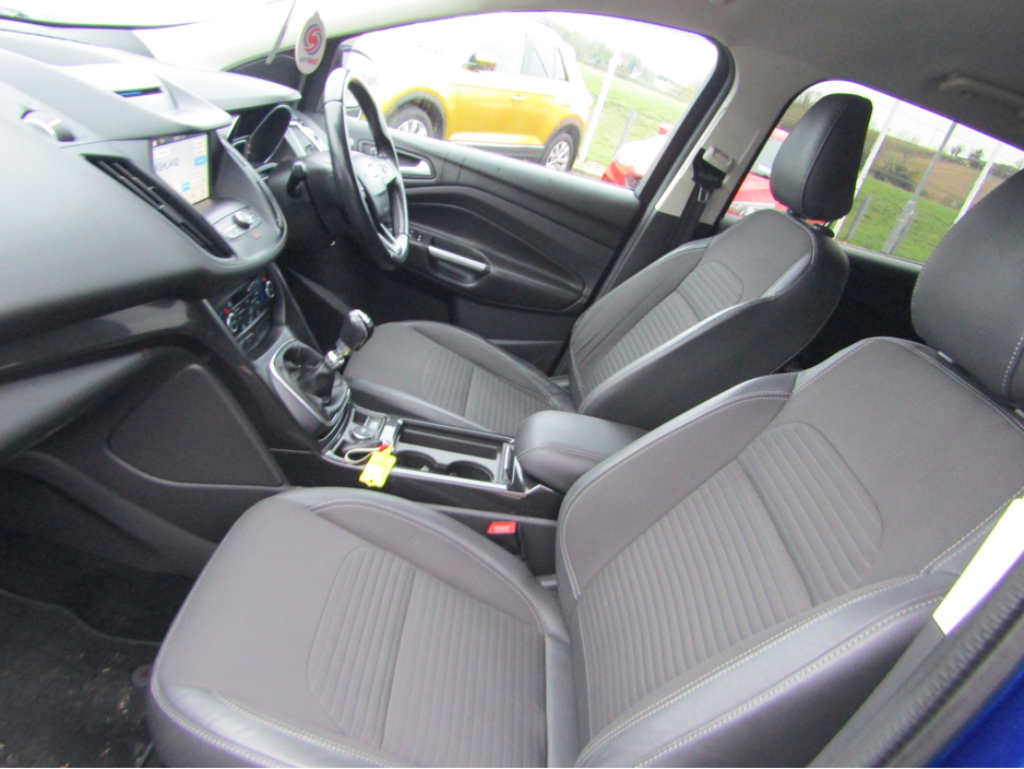 2017 Ford Kuga - image 8