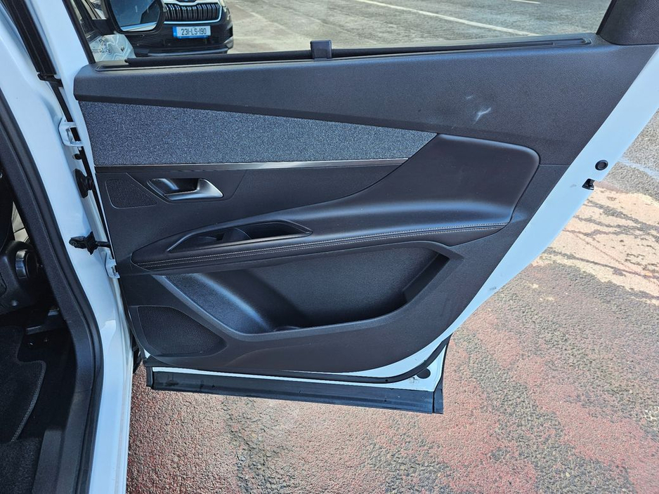 2018 Peugeot 5008 - image 13