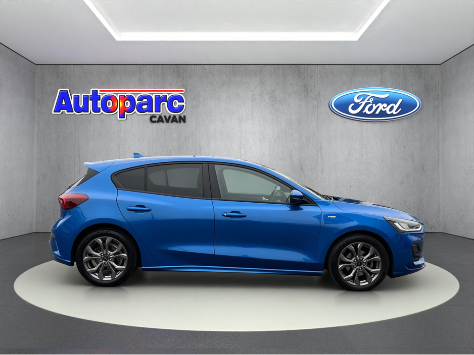 2023 Ford Focus - image 2