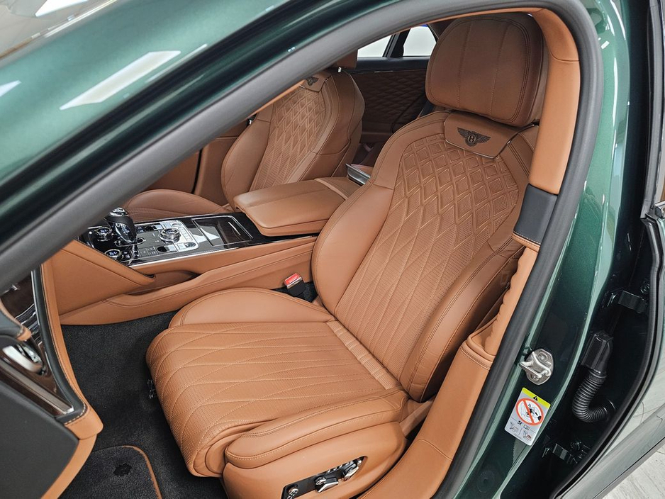 2022 Bentley Flying Spur V6 Hybrid Auto // Racing Green €164,950