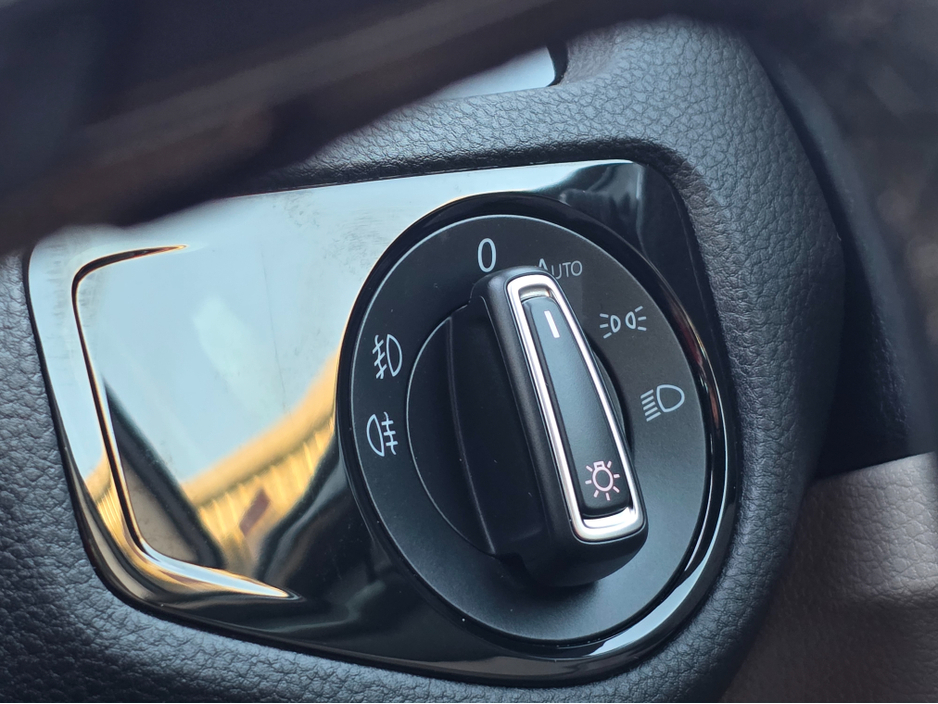 2019 Volkswagen Golf FULL CREAM LEATHER SEATS  ELECTRIC HEATED SEATS SAT NAV PACK - VIRTUAL CLOCKS -REVERSE CAMERA - NAVIGATION - CARPLAY - ANDROID AUTO- BLIND SPOT REAR TRAFFIC ASSIST - DISCOVER PRO €21,950