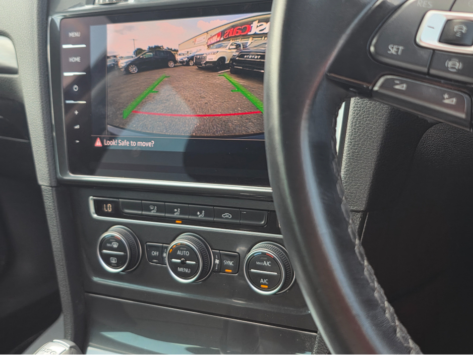 2018 Volkswagen Golf - image 4