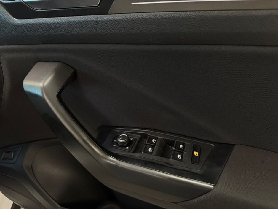 2020 Volkswagen T-Roc - image 12