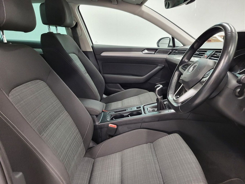 2021 Volkswagen Passat - image 12