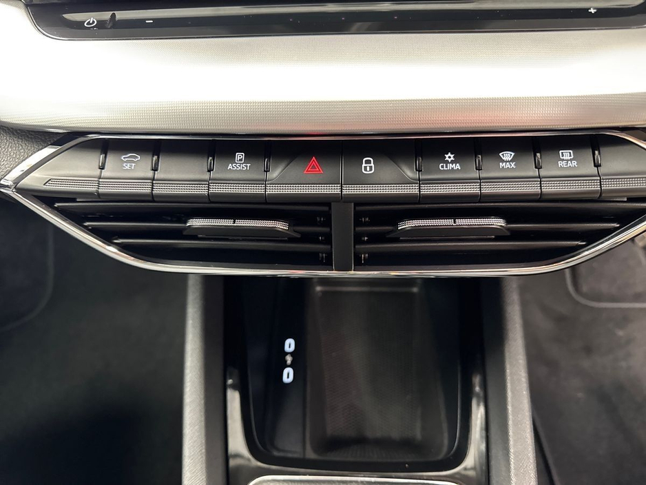 2023 Skoda Octavia - image 17