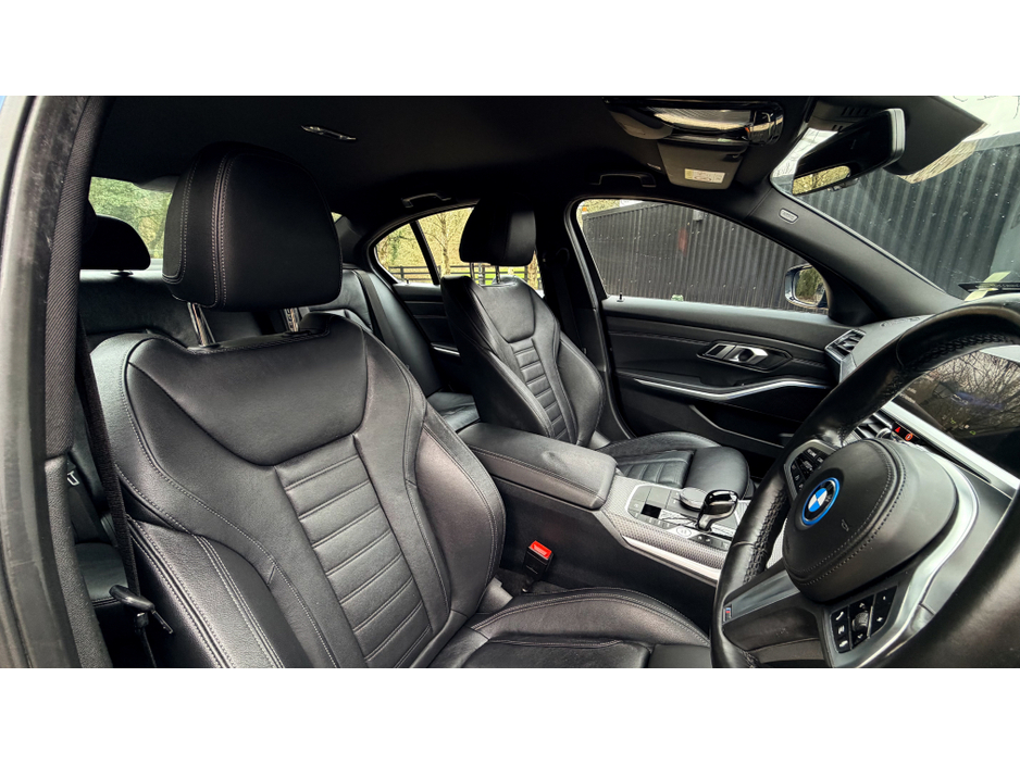 2022 BMW 3 Series - image 10