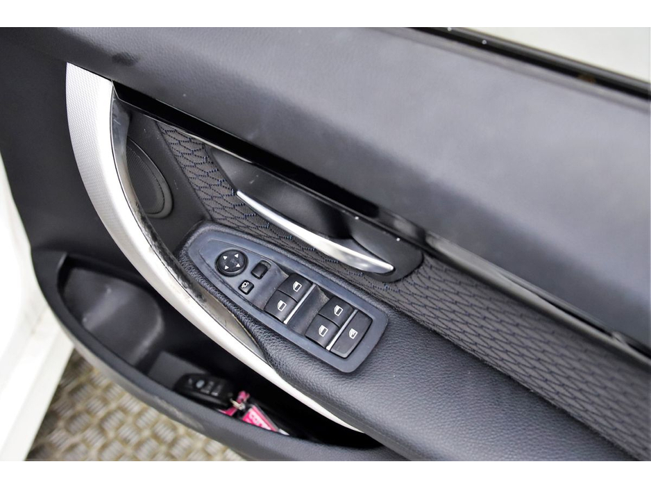 2017 BMW 3 Series - image 25