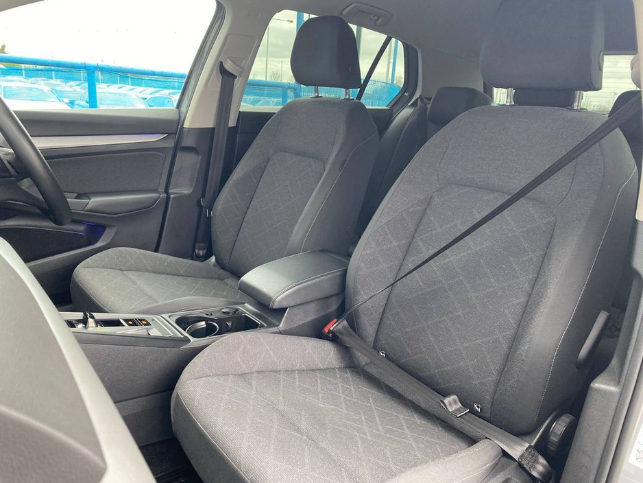 2023 Volkswagen Golf - image 6