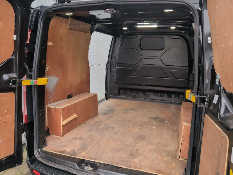 2020 Ford Transit Custom - image 15
