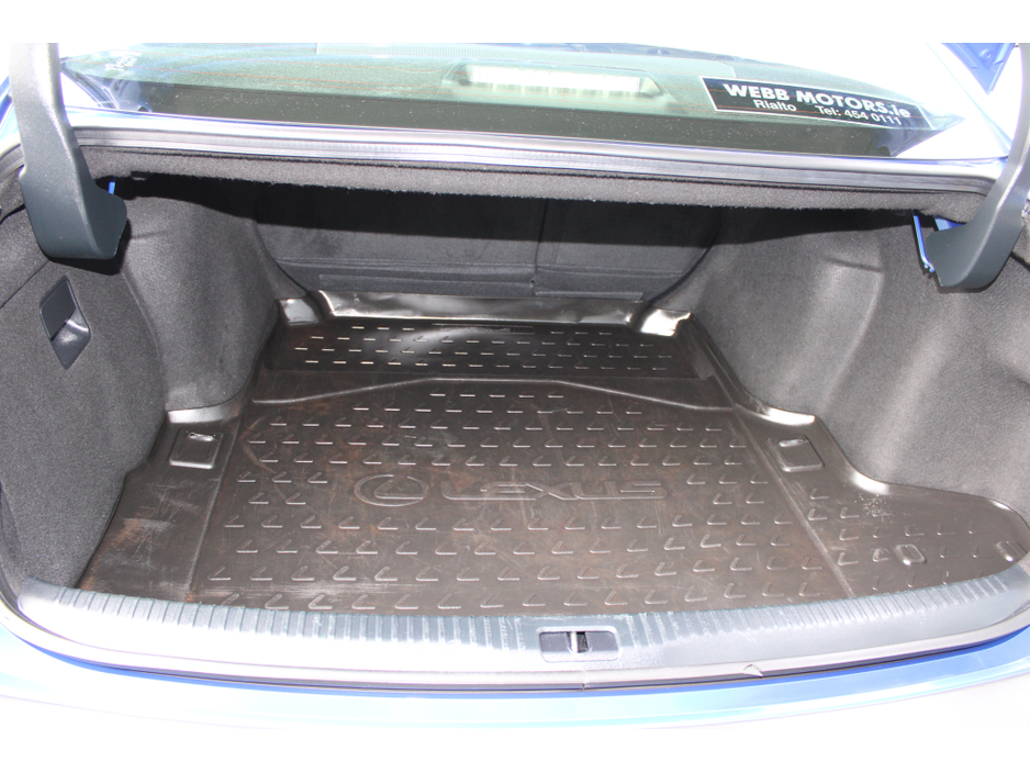 2015 Lexus IS 300 h - image 11