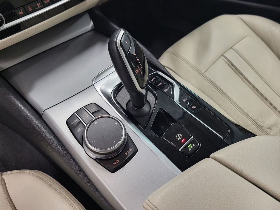 2021 BMW 5 Series - image 10