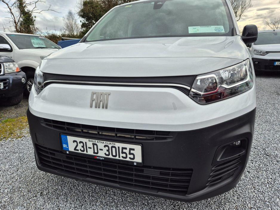 2023 Fiat Doblo - image 3