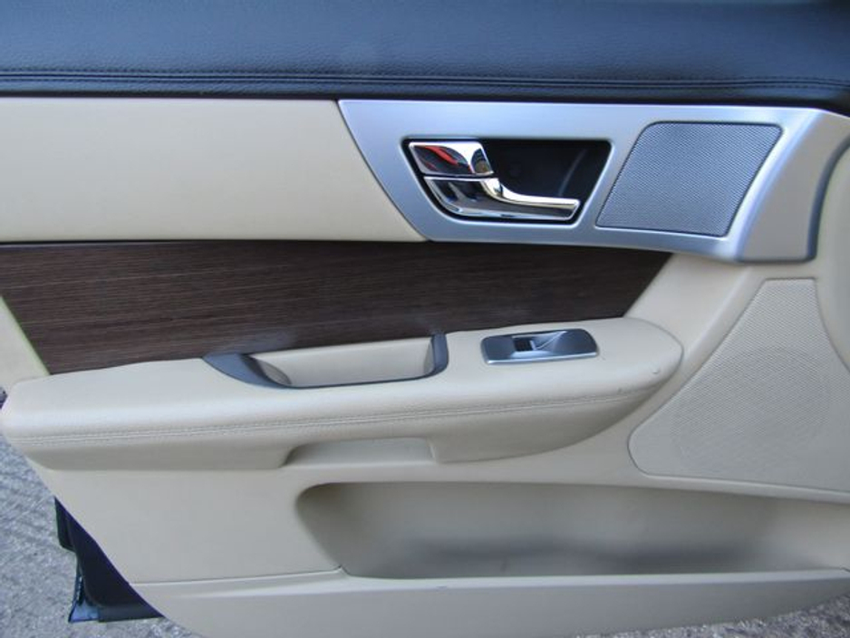 2014 Jaguar XF - image 25