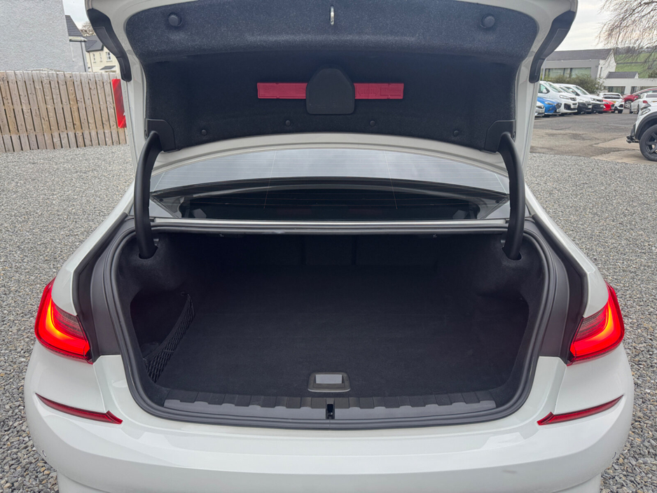 2021 BMW 3 Series - image 30