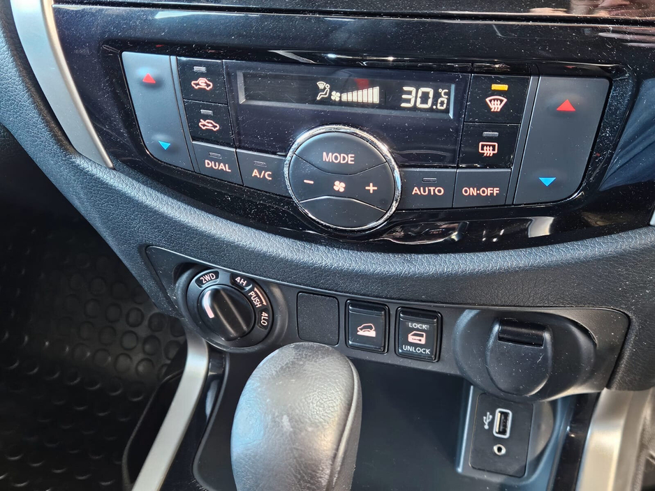 2019 Nissan Navara - image 12