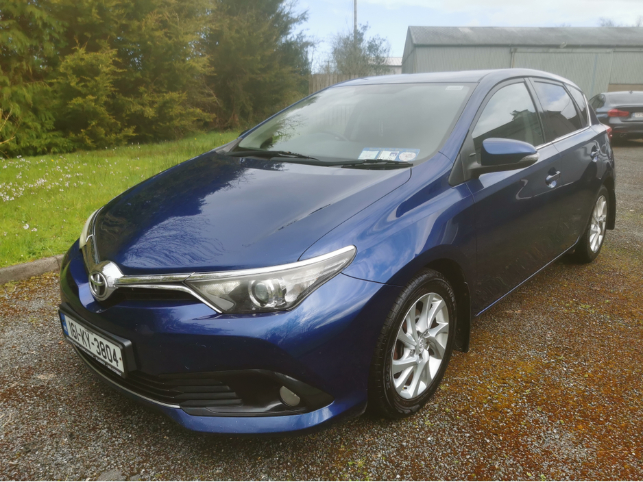 2016 Toyota Auris - image 4