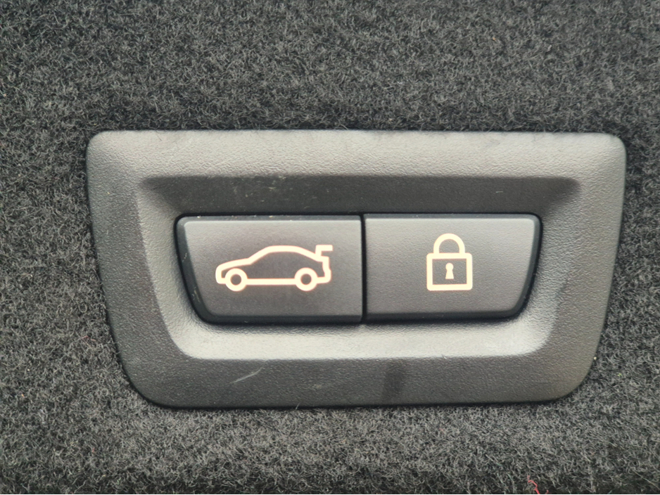 2016 BMW 7 Series - image 24