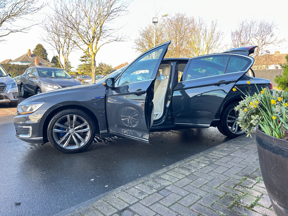 2018 Volkswagen Passat - image 7