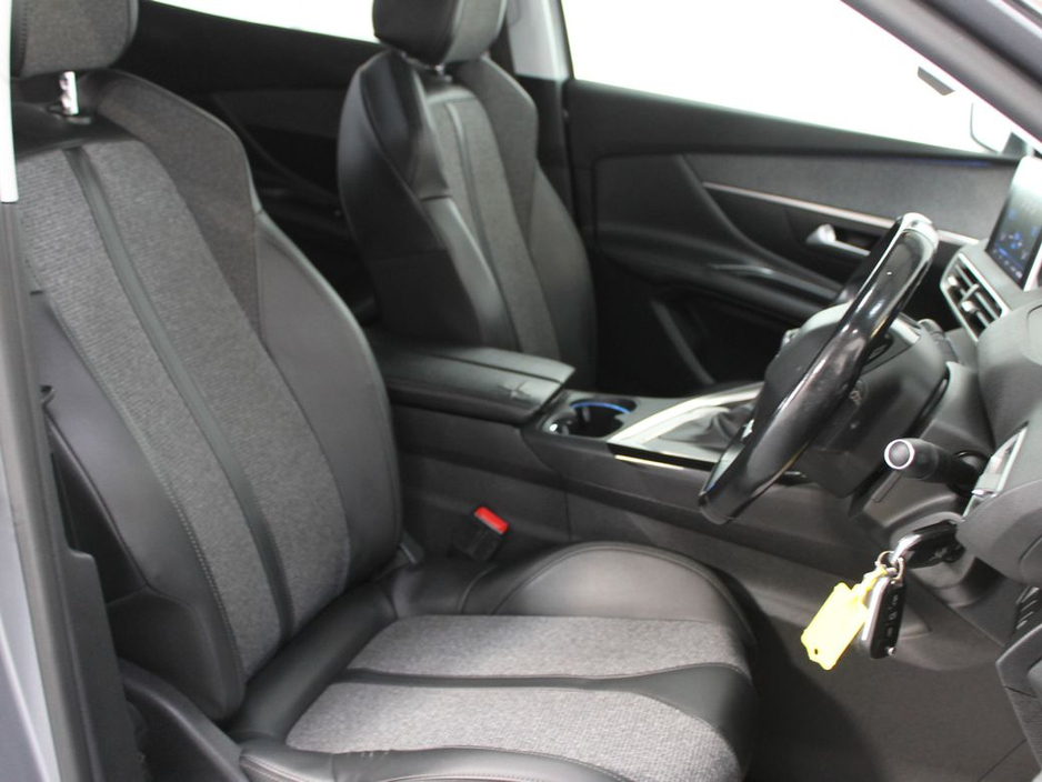 2019 Peugeot 3008 - image 10