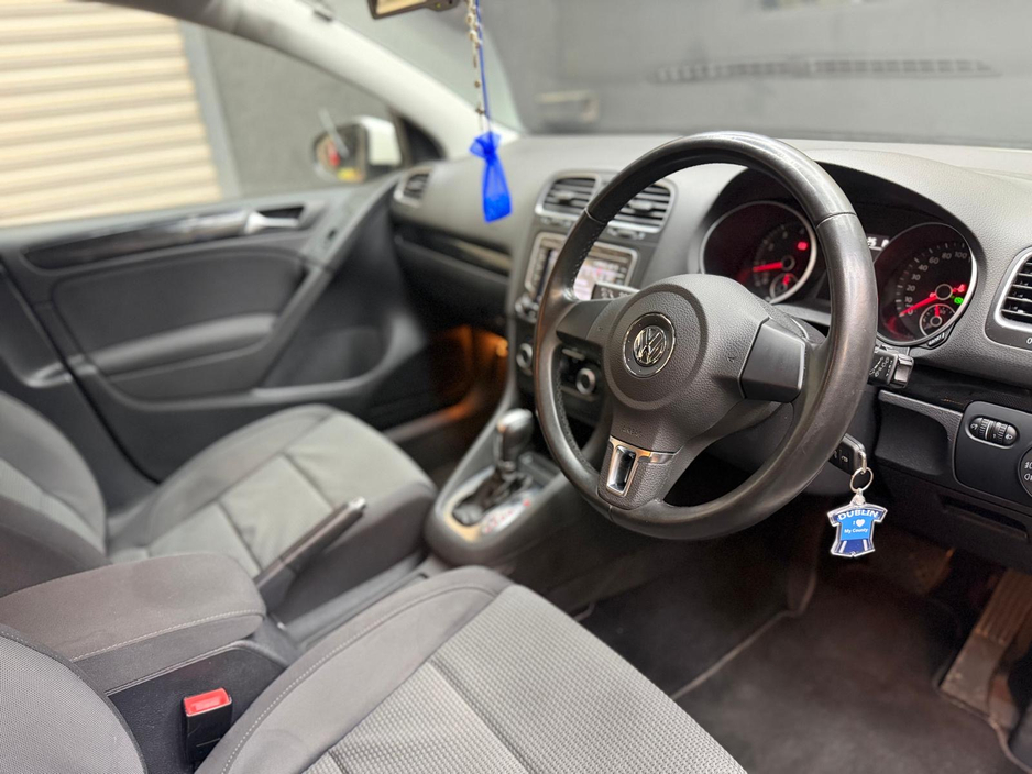 2011 Volkswagen Golf - image 12