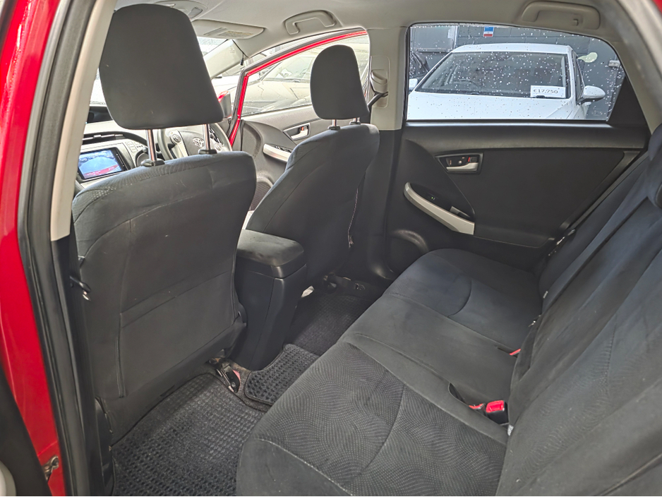 2013 Toyota Prius - image 15