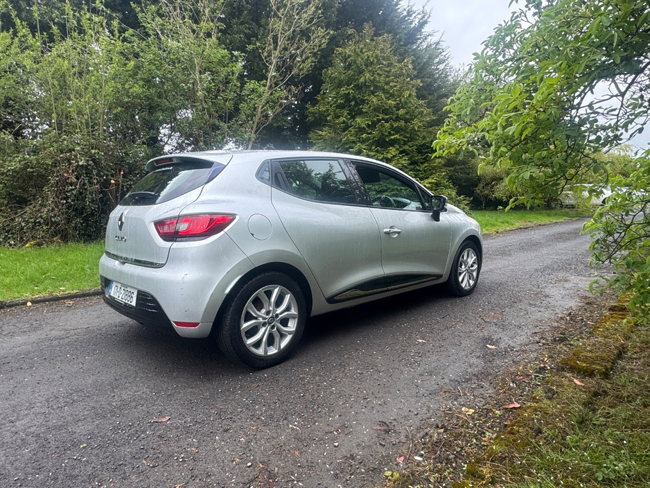 2017 Renault Clio - image 2