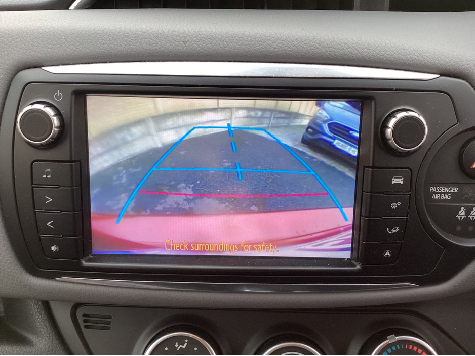 2015 Toyota Yaris - image 12