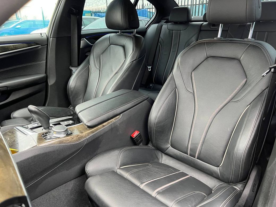 2020 BMW 5 Series - image 6