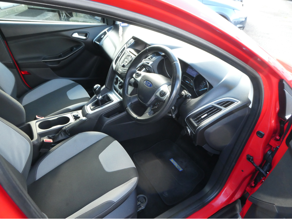 2012 Ford Focus - image 12