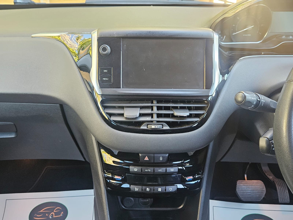 2015 Peugeot 208 - image 15