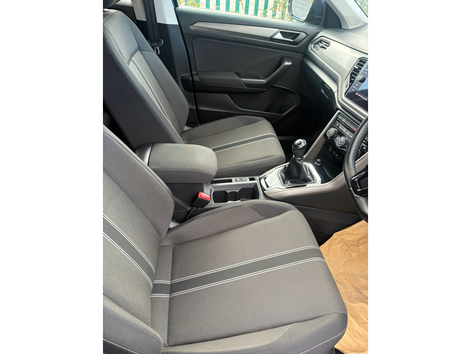 2021 Volkswagen T-Roc - image 8