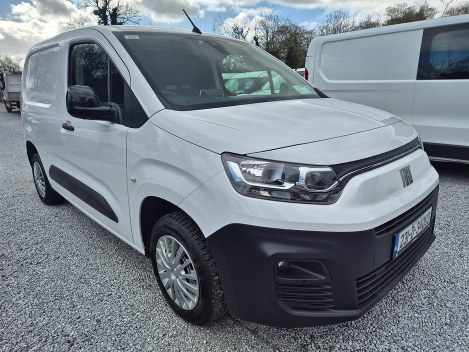 2023 Fiat Doblo - image 4