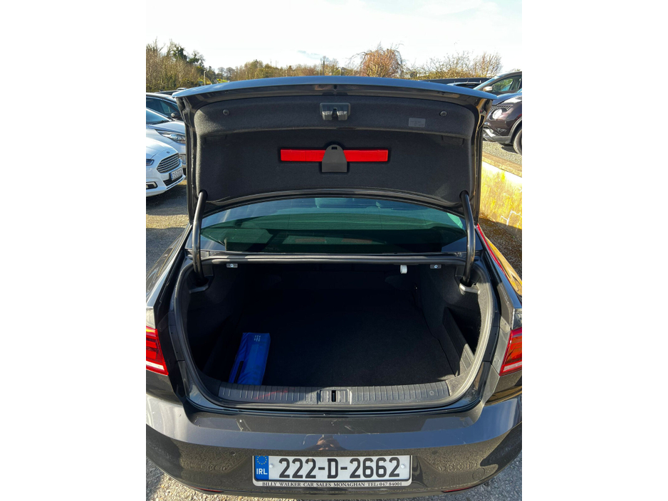 2022 Volkswagen Passat - image 11