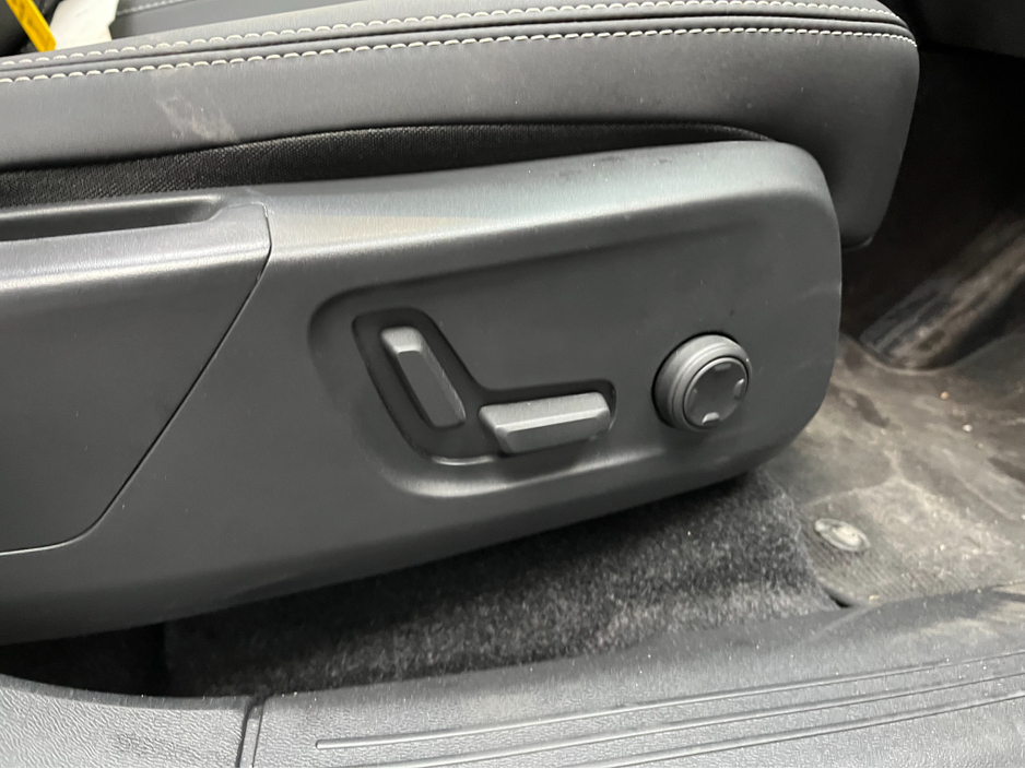 2023 Volvo XC40 - image 12