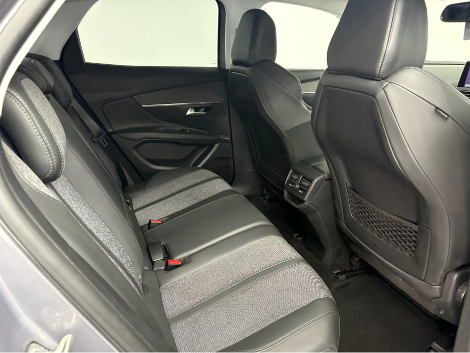 2020 Peugeot 3008 - image 5