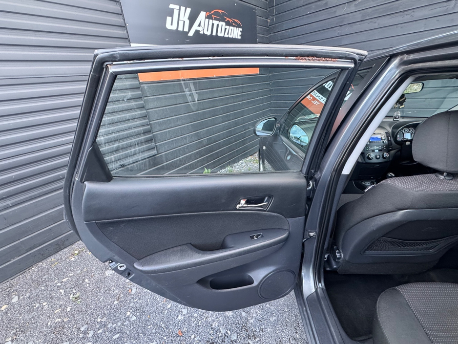 2009 Hyundai i30 - image 16