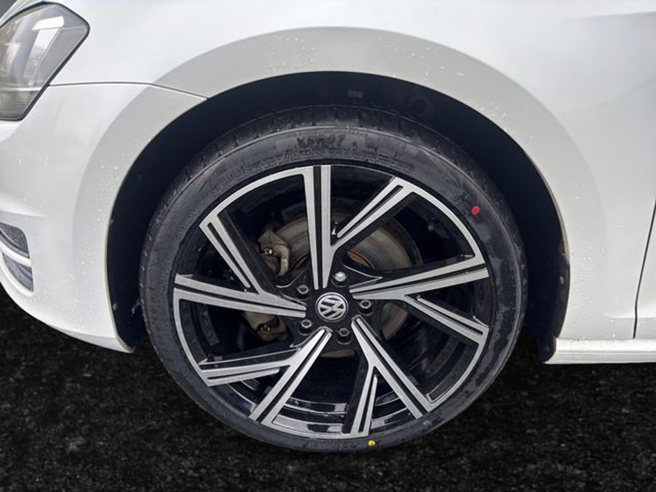 2015 Volkswagen Golf - image 9