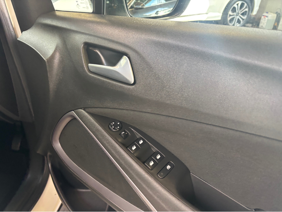 2023 Opel Crossland - image 6