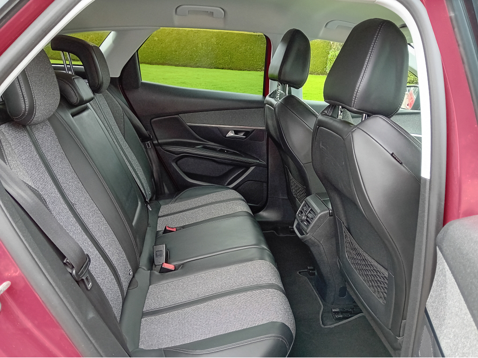 2018 Peugeot 3008 - image 5