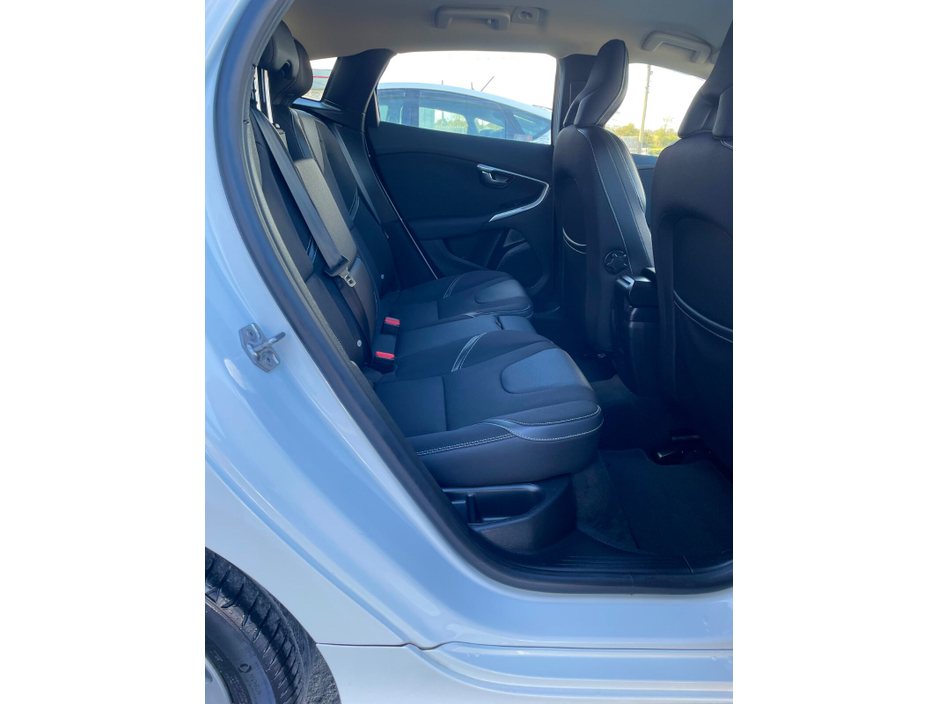 2019 Volvo V40 - image 19