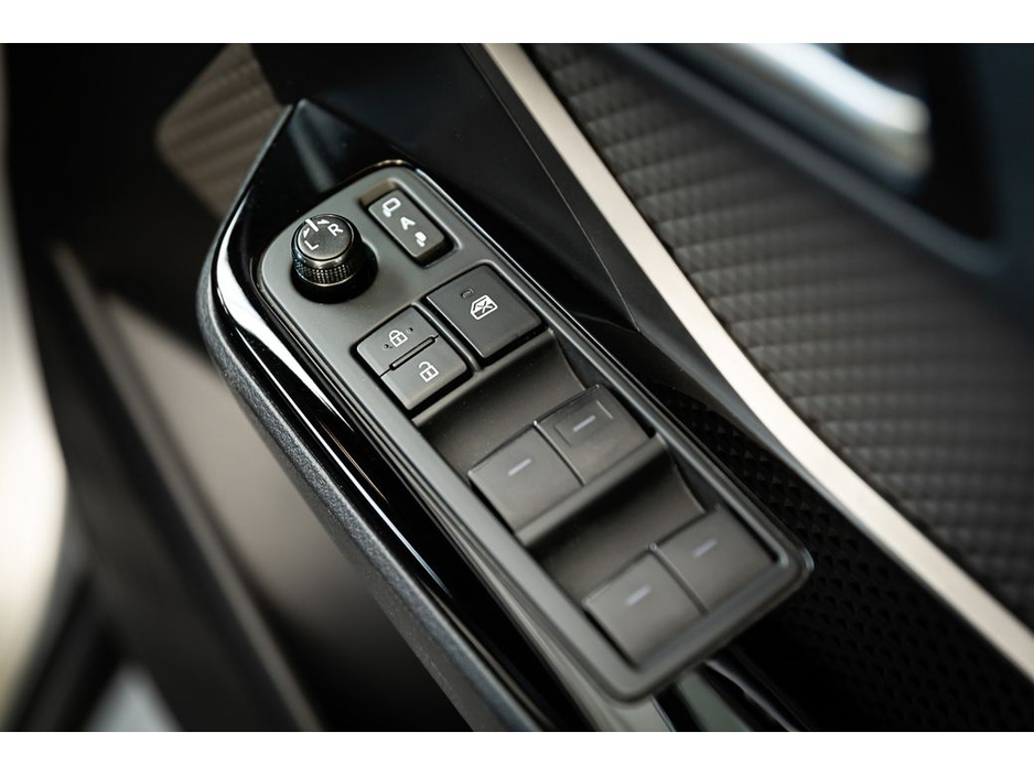 2023 Toyota C-HR SOL HYBRID €26,899