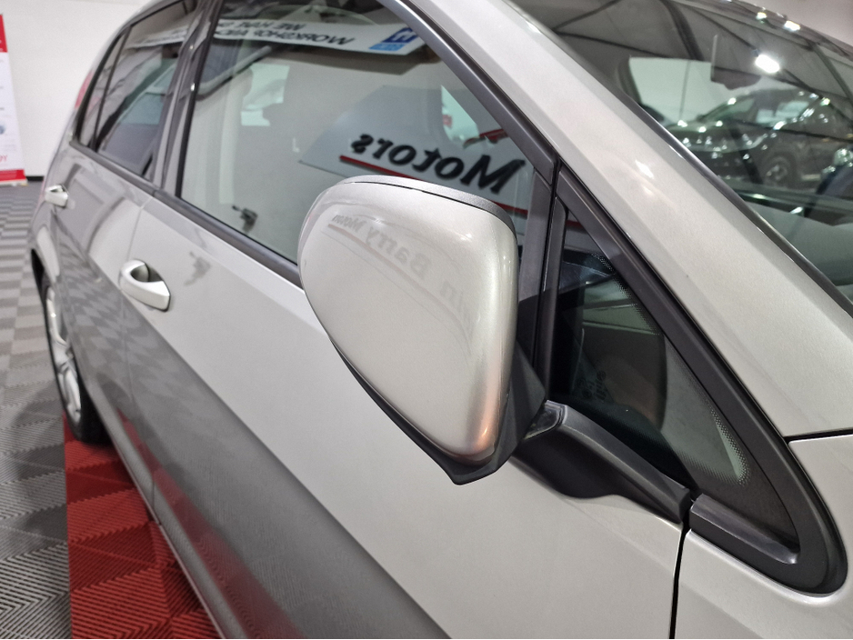 2013 Volkswagen Golf - image 22